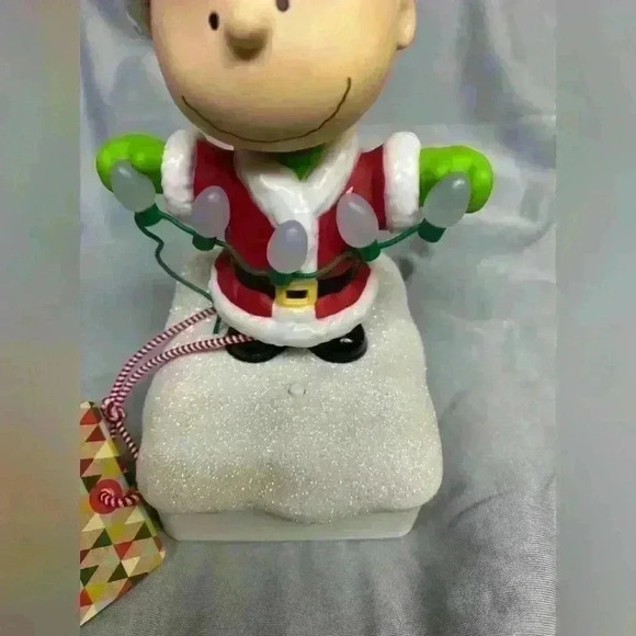 Hallmark 2015 Peanuts Gang Christmas Music and Light Show featuring Linus NWT - Picture 2 of 16